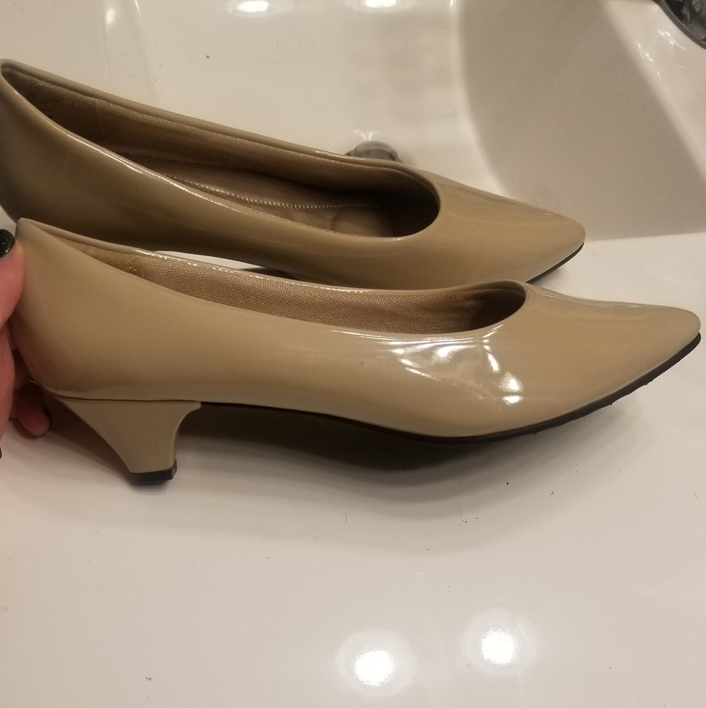 Size 9.5 tan patent leather kitten heels by Hush Puppies Soft Style